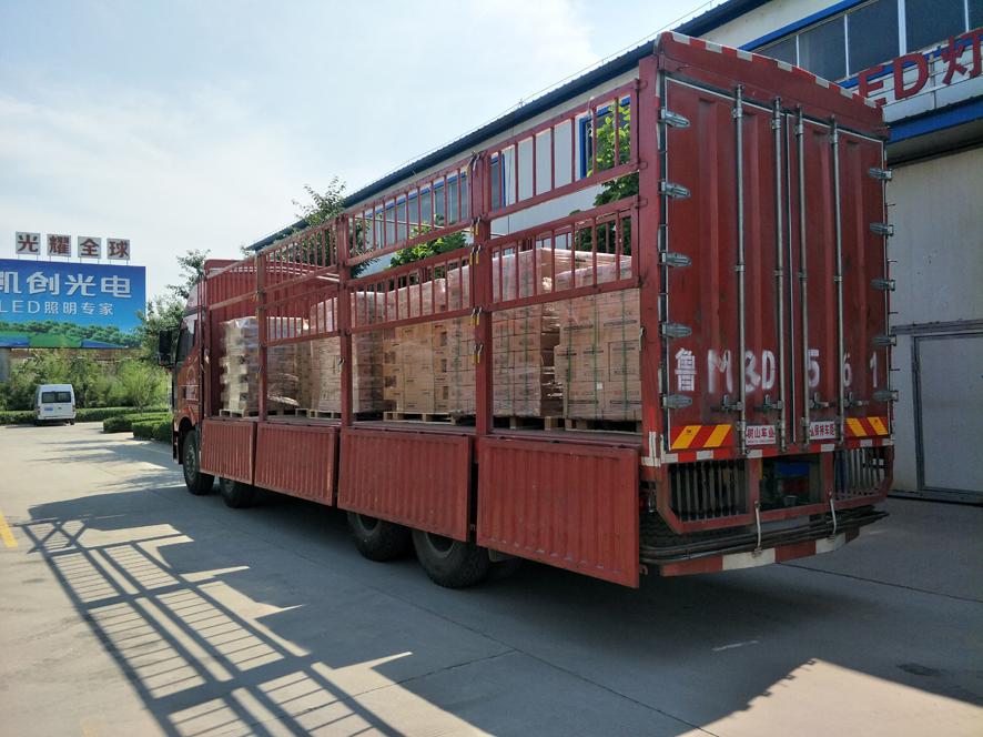 路灯包装装车